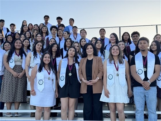 Photo of WJUSD superintendent with students