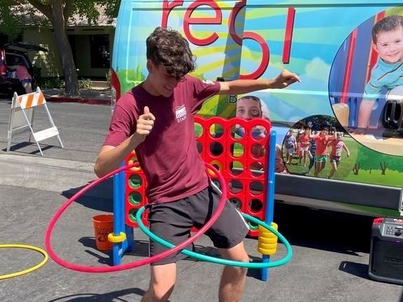 Man hula hooping with Rec2Go program